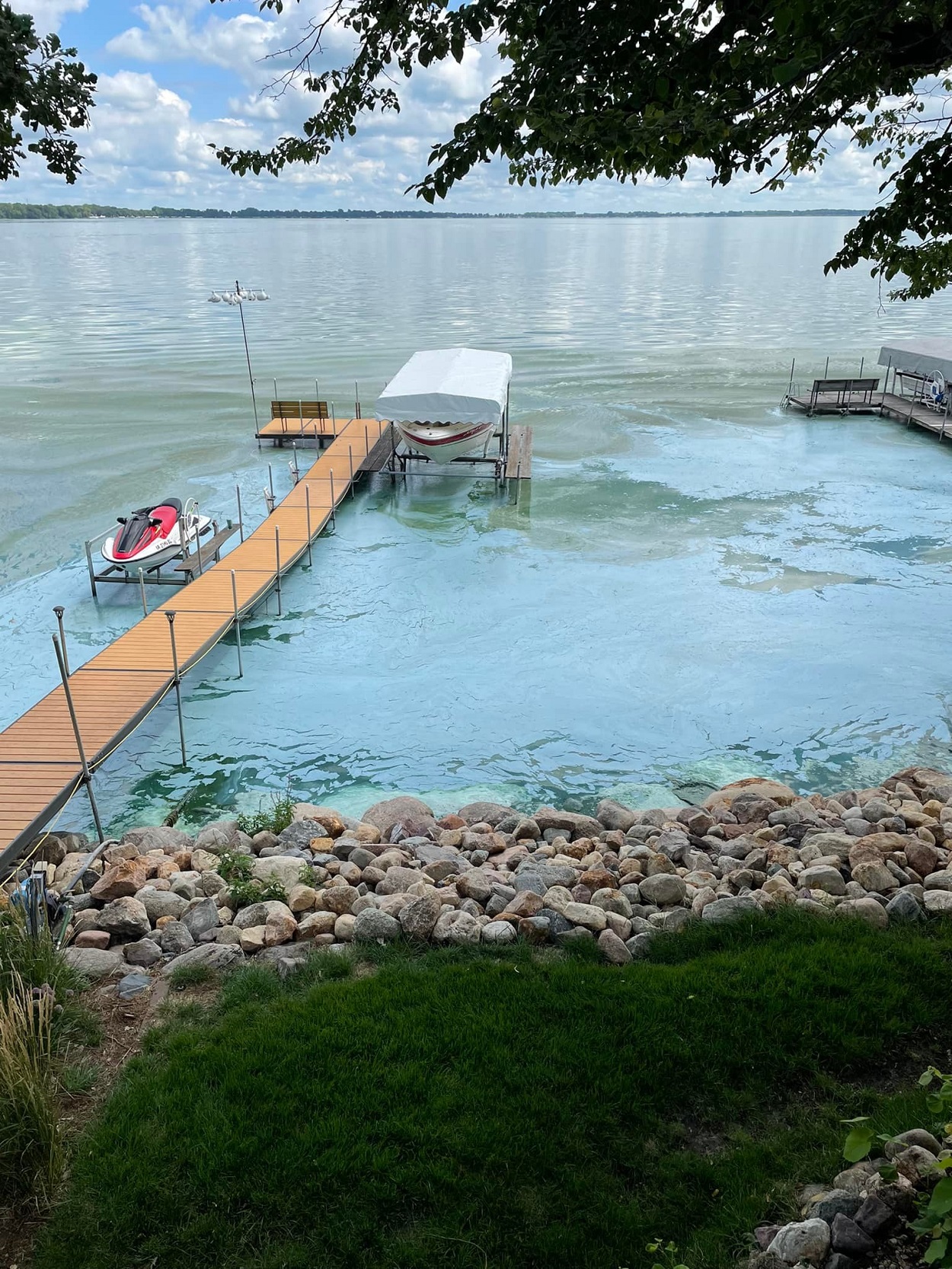 Experts Swimmers, Pets At Spirit Lake Should Steer Clear Of Algae That